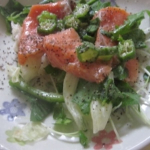 夏野菜で簡単”スモークサーモンとオクラのサラダ”